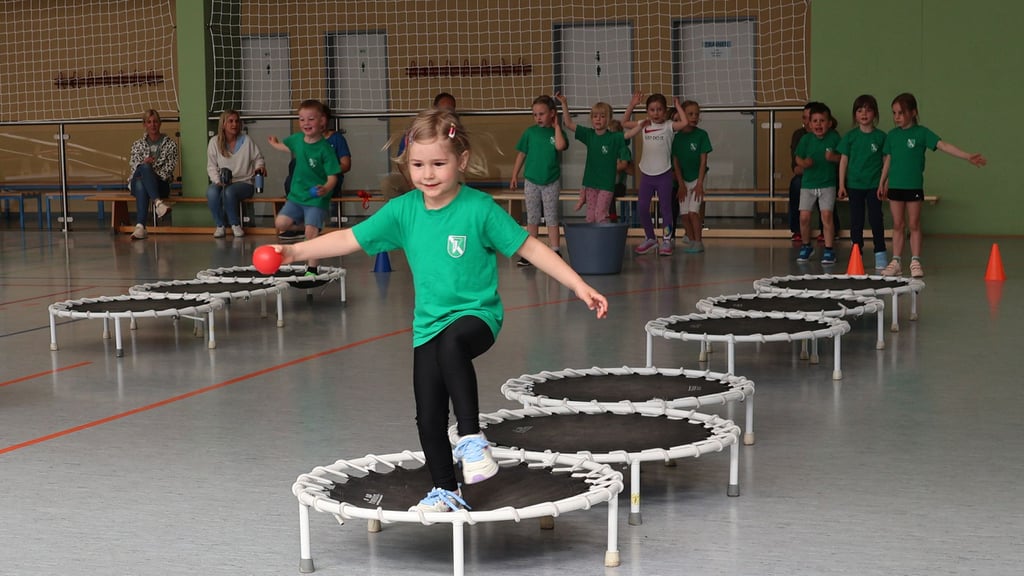 Training auf dem Trampolin erlebte die Kindersport-Gruppe des SV Germania mit Bewegungscoach Sebastian Schäfer aus Stendal in Klietz in der Sporthalle.