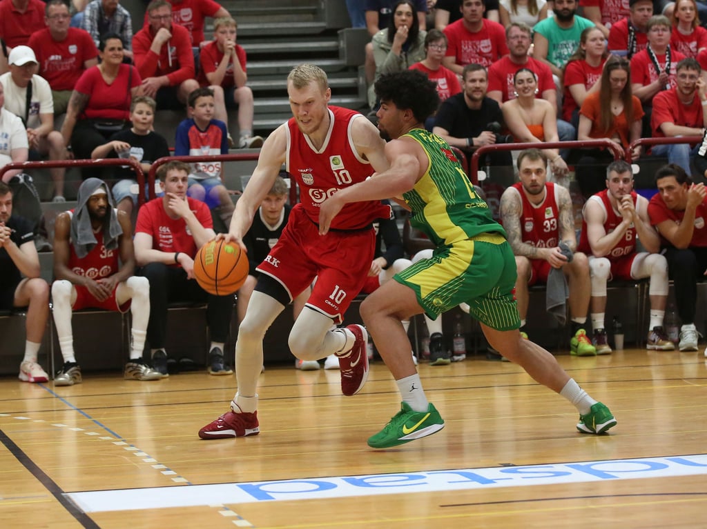 Modestas Paulauskas (li.) muss mit den SBB Baskets ein drittes Mal um den Finaleinzug in der Pro B kämpfen.