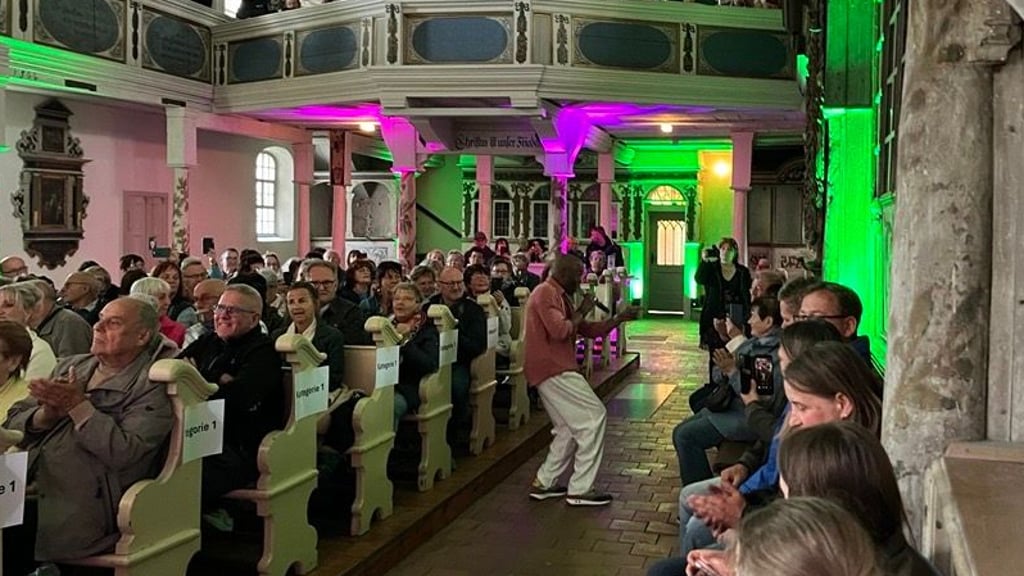 Immer mit Kontakt zum Publikum: Der US-Sänger Trevor Jackson sang am Donnerstag in der Nicolaikirche Coswig einen Hit nach dem anderen.
