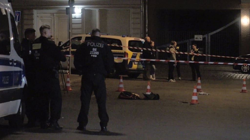 Polizeibeamte haben den Tatort abgesperrt.