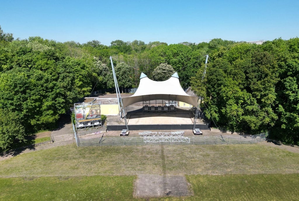 Startklar für die Open-Air-Saison 2025: An Halles Peißnitzbühne, die zu den Top-Locations für Open-Air-Events zählt, werden letzte Arbeiten erledigt, ebenso an Rasenflächen und Zufahrtswegen.