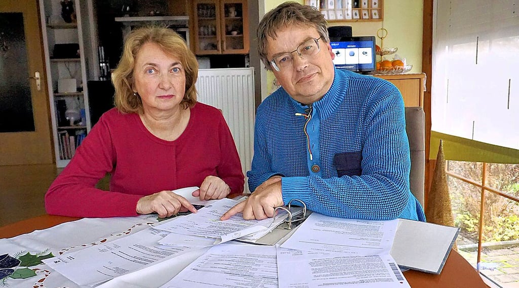 Uwe und Heidemarie Lehmann aus Raßnitz mit den Unterlagen ihres Kampfes um eine gerechtere Grundsteuer.