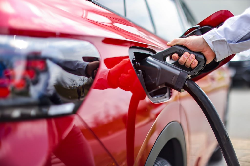 Wegen negativer Strompreise konnte mancher E-Auto-Besitzer jüngst mit dem Laden seines Fahrzeugs Geld verdienen (Symbolbild)