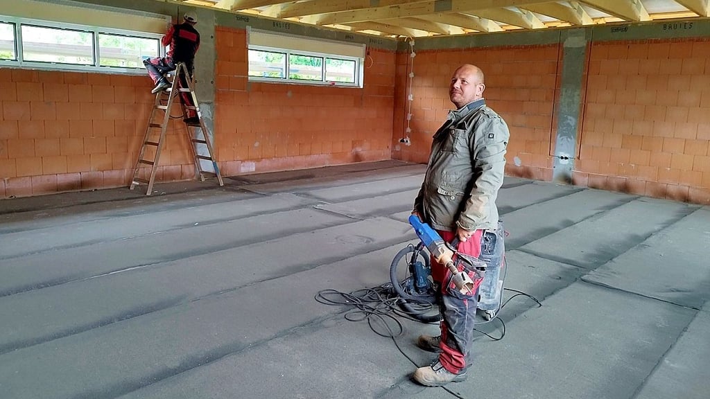 Elektriker Michael Müller (im Vordergrund) und sein Kollege Ingolf Milatz auf der Baustelle im Werner-Seelenbinder-Stadion.