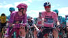 Der Slowene Primoz Roglic (r) verliert das Rosa Trikot des Gesamtführenden.