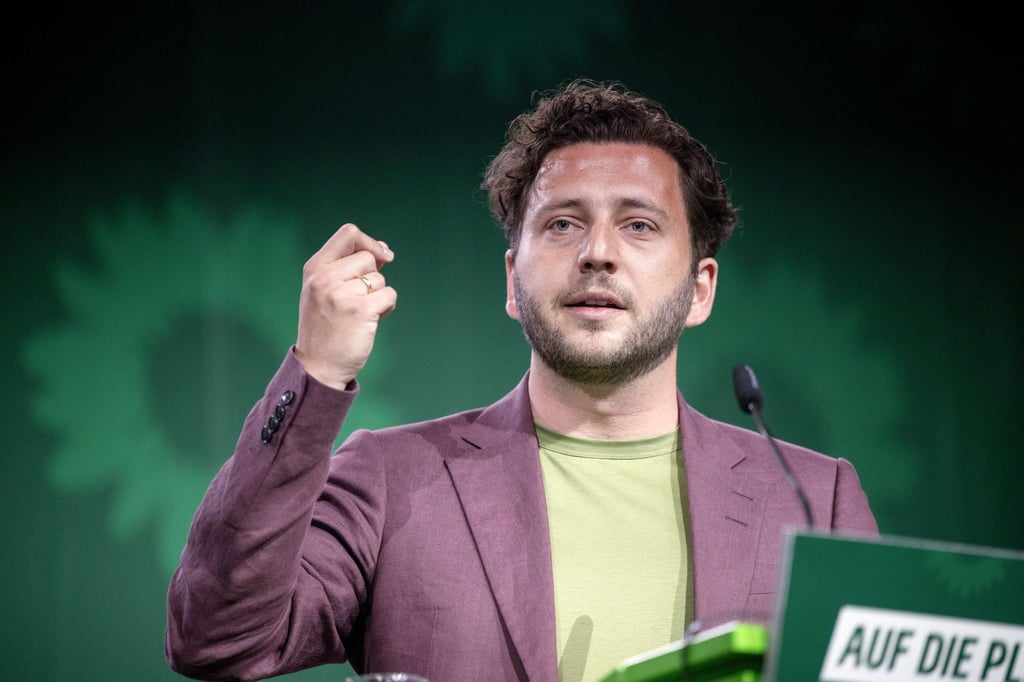 Bei einem Parteitag der Grünen in Sachsen-Anhalt sprach sich der Bundesvorsitzende der Partei, Felix Banaszak, erneut für ein AfD-Verbotsverfahren aus. (Archivbild)