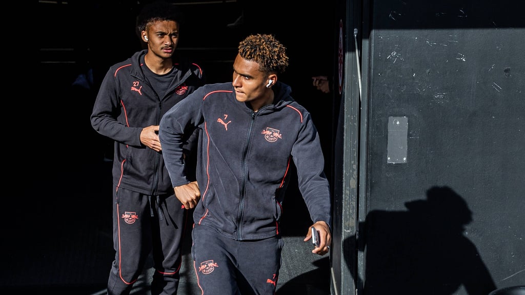 Die RB-Profis Tidiam Gomis (l.) und Antonio Nusa starten gegen den VfB Stuttgart