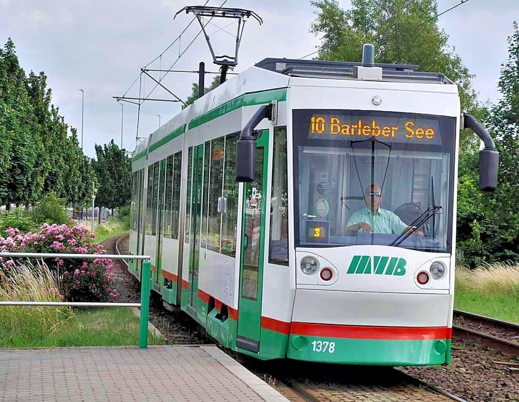 In Kürze hat die Straßenbahnlinie 10, wie hier in einem älteren Bild zu sehen, die Haltestelle Barleber See wieder als Endhaltestelle.