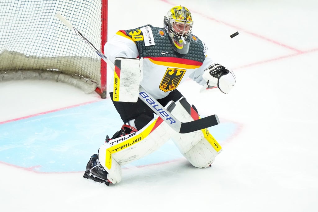 Torhüter Philipp Grubauer erlitt im Spiel gegen die USA eine Handverletzung.