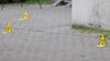 Spurensicherung am Tatort: In Halle sind bei einem Angriff drei Menschen verletzt worden.