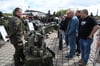 Wo Technik ausgestellt war, gab es viele Fragen. Die Soldaten beantworteten sie gern.