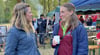 Friederike Ernst (links) aus Roßdorf und Christin Brüggemann aus Karow tauschen sich bei der Dankes-Feier in Jerichow aus. 