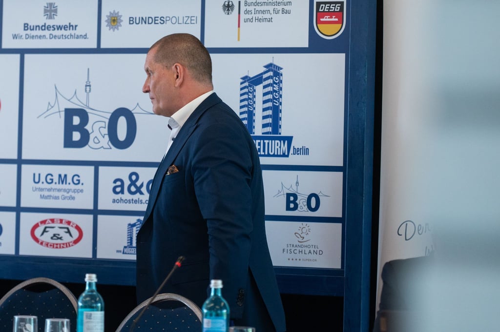 Verbandspräsident Matthias Große bricht die Mitgliederversammlung ab.