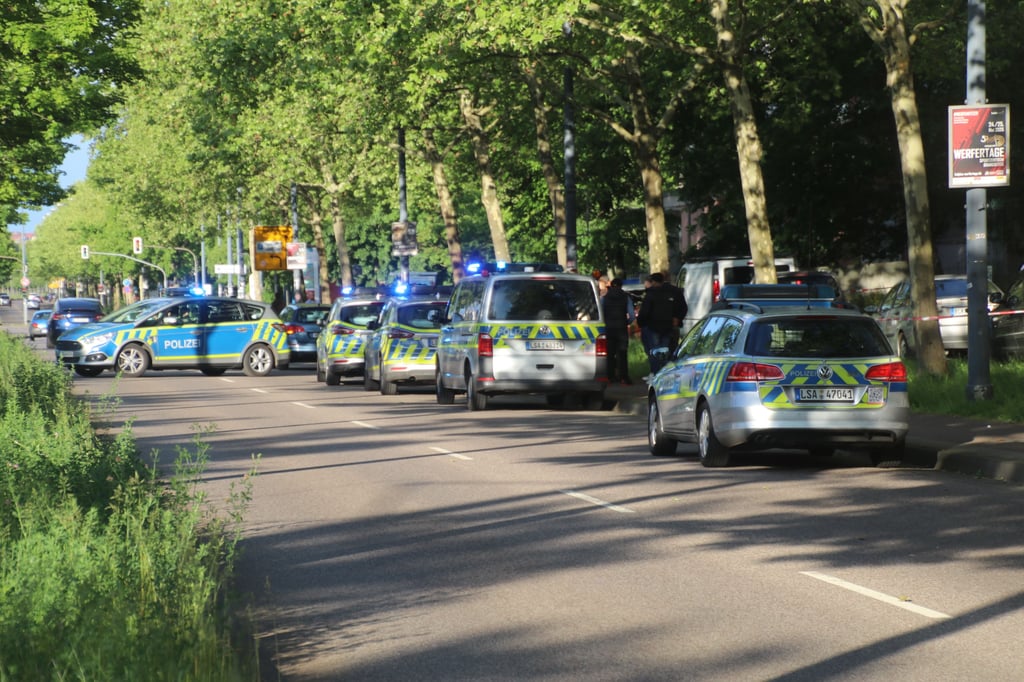 Messerstecher in Neustadt: Die Polizei sperrte den Tatort weitläufig ab.