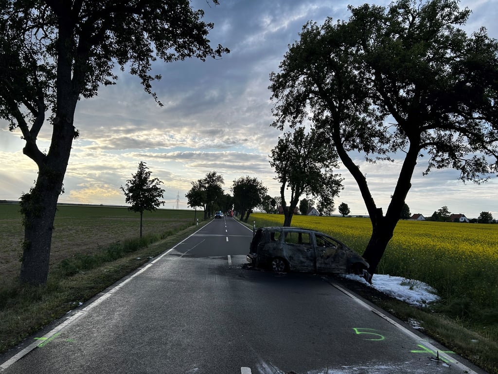Der Unfall ereignete sich zuschen Ackendorf und Haldensleben. Der Wagen brennt komplett aus.