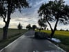 Der Unfall ereignete sich zuschen Ackendorf und Haldensleben. Der Wagen brennt komplett aus. 