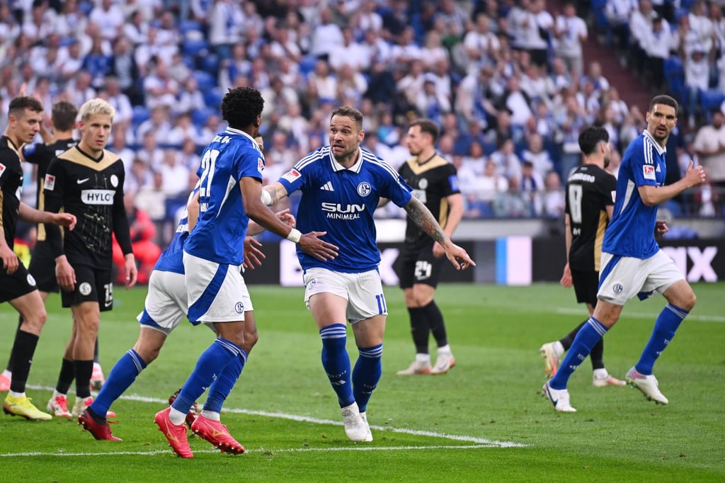 Profi-Comeback am letzten Spieltag: Der ehemalige Bundesliga-Stürmer Pierre-Michel Lasogga (M), der mittlerweile normalerweise für Schalke II in der Regionalliga spielt, wurde von den Schalker Fans gefeiert.