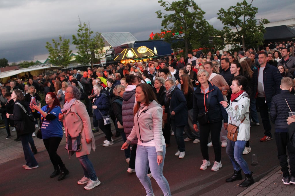 Das Publikum feiert zu Stereoact - auch Regen konnte die Stimmung in Zerbst nicht trüben.