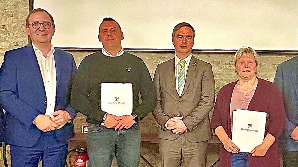 Ende vergangenen Jahres wurden die Orts-Chefs von Mehringen und Westdorf, Annika Fügner-Meier (r.) und Ronny Küster (2. v. l.), für den Sieg im Kreiswettbewerb „Unser Dorf hat Zukunft“ geehrt.