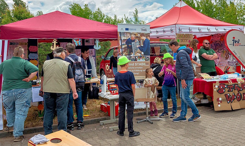 Beim 2. Gommeraner Industrieparkfest war an den Ständen der rund 50 Aussteller immer gut was los. Besucher kamen mit Firmen, Institutionen und Bildungsträgern ins Gespräch. Organisator Max Hantel zeigte sich zufrieden mit der Zweitauflage.