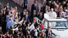 In seinem Papamobil unterwegs: Der neue Papst in Rom.