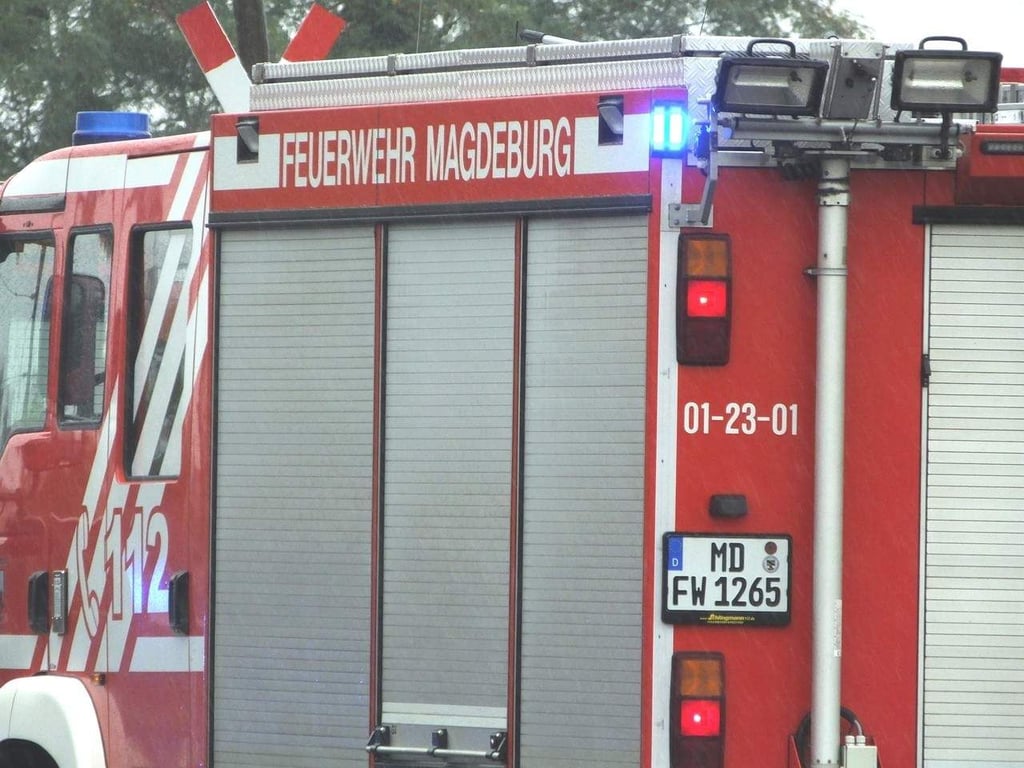 Die Magdeburger Feuerwehr wurde zum Löscheinsatz in die Bahnhofstraße gerufen.
