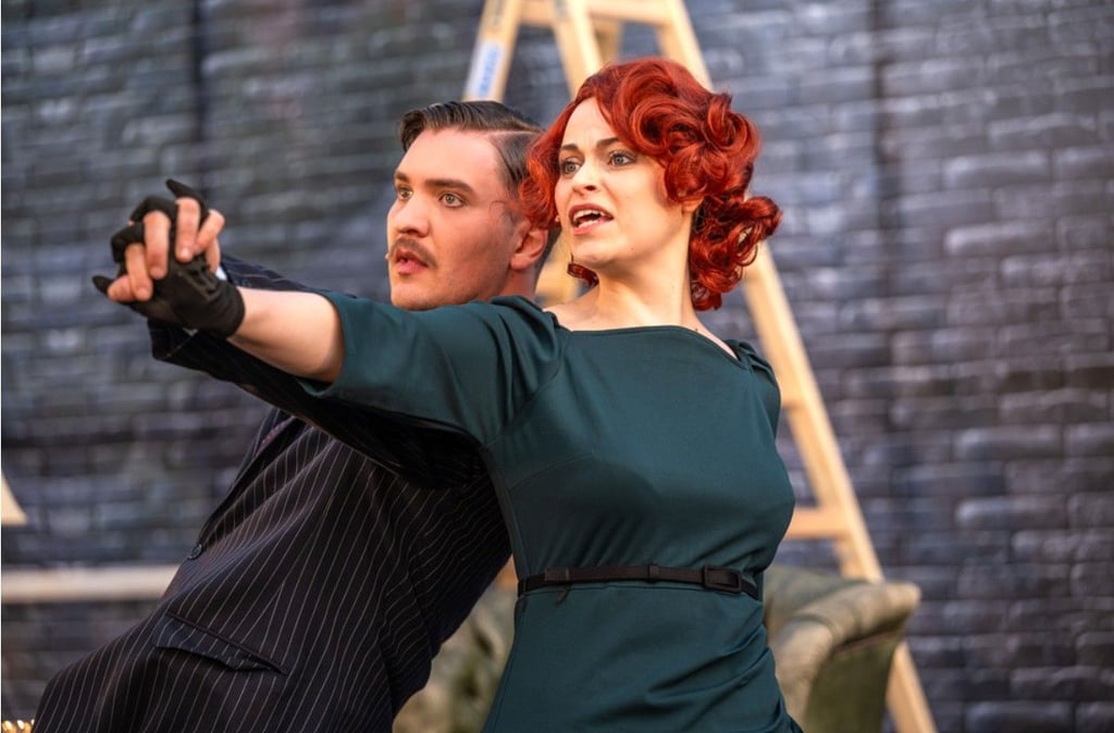 Paul Worms als Richard Hannay und Joesphine Behrens als Annabella Schmidt in "Die 39 Stufen", eine Inszenierung am Theater der Altmark in Stendal.
