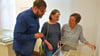 Die Museumsleiter Florian Fischer (Osterburg) und Antje Reichel (Havelberg) betrachten mit der Historikerin Corrie Leitz (von links) die Logenbibel von 1693. Zu sehen in der Ausstellung „NS-Raubgut oder legales Eigentum? “ im Altmärkischen Museum in Stendal.
