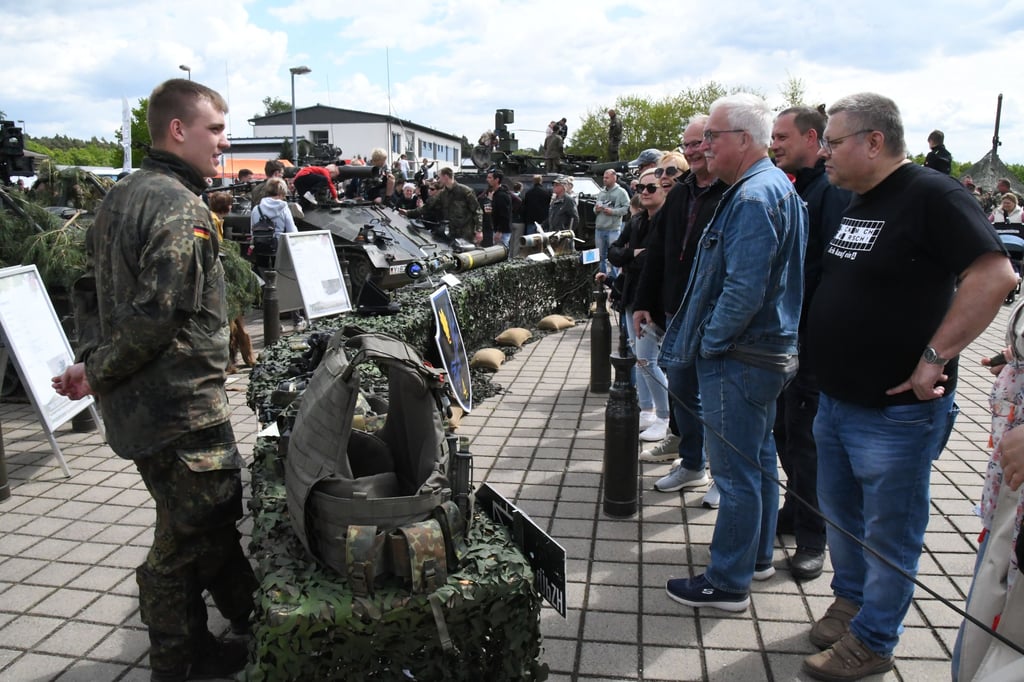 Wo Technik ausgestellt war, gab es viele Fragen. Die Soldaten beantworteten sie gern.