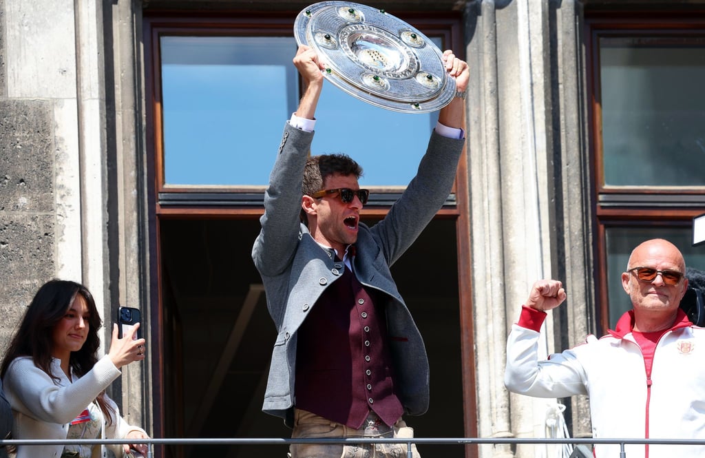 Thomas Müller jubelt mit der Meisterschale auf dem Rathausbalkon.