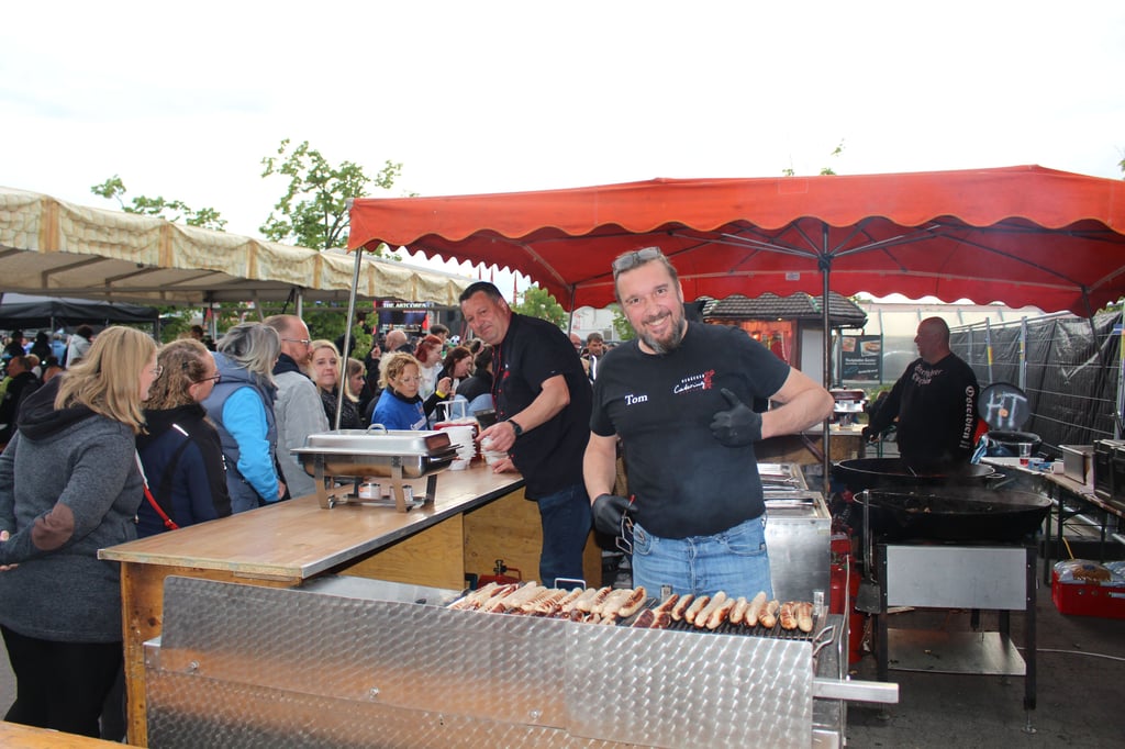 Keiner musste hungern: Bei Tom Hebäcker ließen es sich die Zerbster bei der Stereoact-Party schmecken.