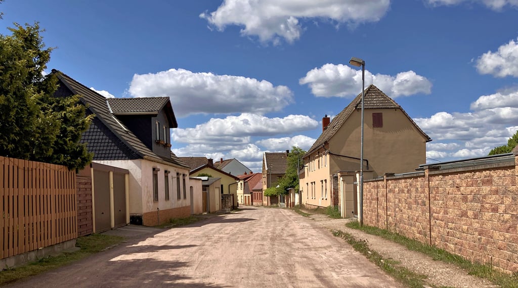 Die unbefestigte Florian-Geyer-Straße im Merseburger Ortsteil Kötzschen - an der Kreuzung zum Zscherbener Weg sollen die Arbeiten beginnen.