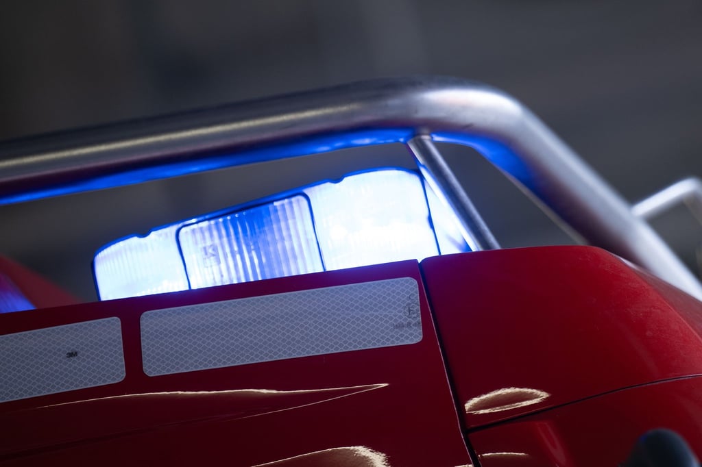 Die Feuerwehr rettet die 25-Jährige aus ihrem Auto. (Symbolbild)