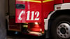 Ein Zuchau ist die Feuerwehr nach dem Brand einer Scheune im Großeinsatz.