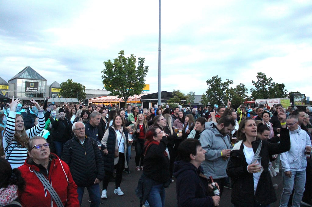 Partystimmung auf dem Edeka-Parkplatz in Zerbst.