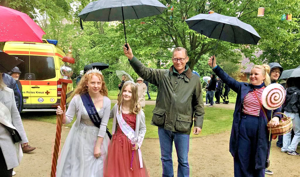 Fröstelnd aber gut beschirmt drehten die Zeitzer Lichterfee Svea und die neue Lichterprinzessin Fiona ihre Runde durch den Rossnerpark.