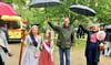 Fröstelnd aber gut beschirmt drehten die Zeitzer Lichterfee Svea und die neue Lichterprinzessin Fiona  ihre Runde durch den Rossnerpark.