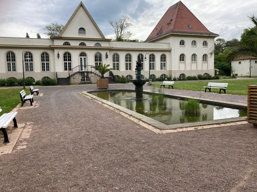 Weiße Bänke werten jetzt den unteren Kurpark in Bad Kösen auf, so wie hier vor dem ehemaligen Badehaus.