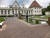 Weiße Bänke werten jetzt den unteren Kurpark in Bad Kösen auf, so wie hier vor dem ehemaligen Badehaus.