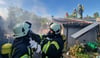 Kameraden mit Atemschutz beim Einsatz am Akazienteich in Mennewitz bei Aken 