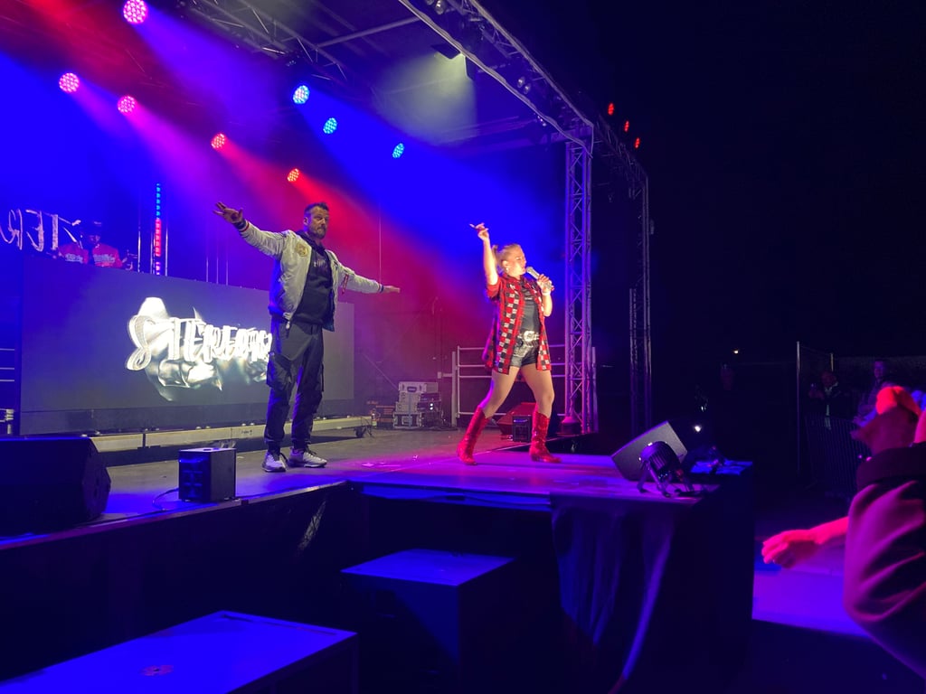 Sängerin Lena Maria Engel und Rico Einenkel schwören das Zerbster Publikum für den Abend ein.