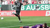 Berlins Matchwinner Andrej Ilic läuft nach seinem Siegtor jubelnd vor den Union-Fanblock. Augsburgs Torwart Finn Fahmen liegt geschlagen am Boden.