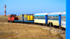 Gemächlich fährt Inselbahn über die Salzwiesen von Wangerooge.