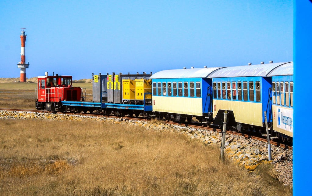 Gemächlich fährt Inselbahn über die Salzwiesen von Wangerooge.
