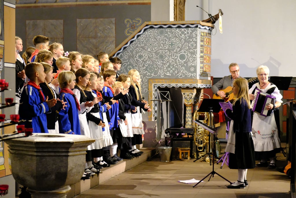 Der Mundart-Kinderchor unter der Leitung von Ines Friedrich (rechts) und begleitet von Steffen Blauwitz (Gitarre) beim Festkonzert aus Anlass seines 25-jährigen Bestehens in der Christuskirche in Hasserode.