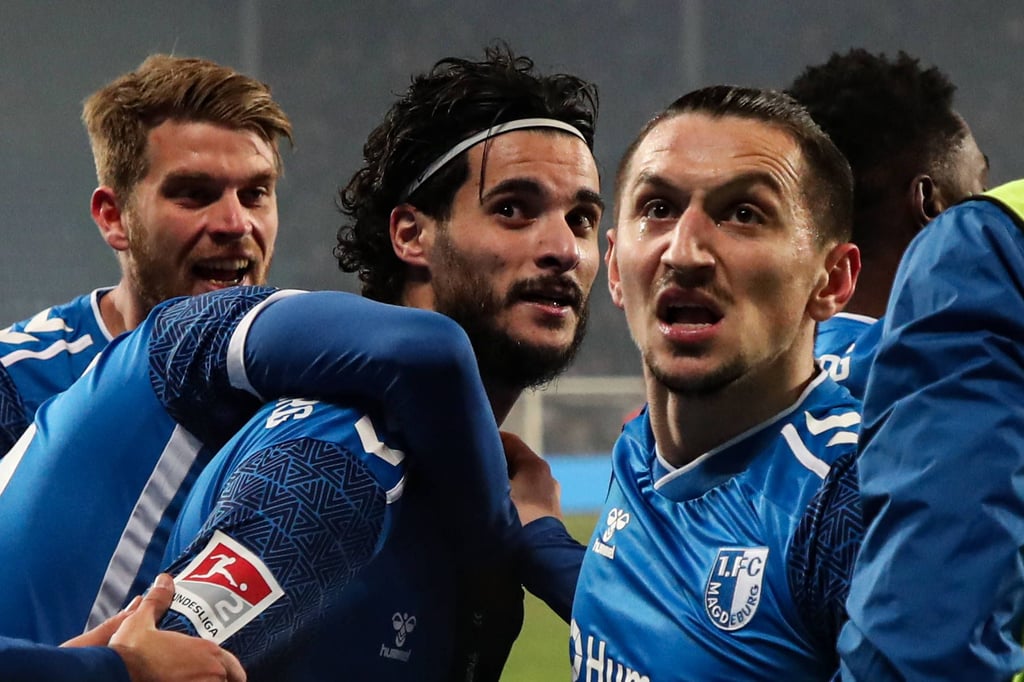 Mo El Hankouri (Mi.) ist einer von sechs Spielern, die den 1. FC Magdeburg verlassen.