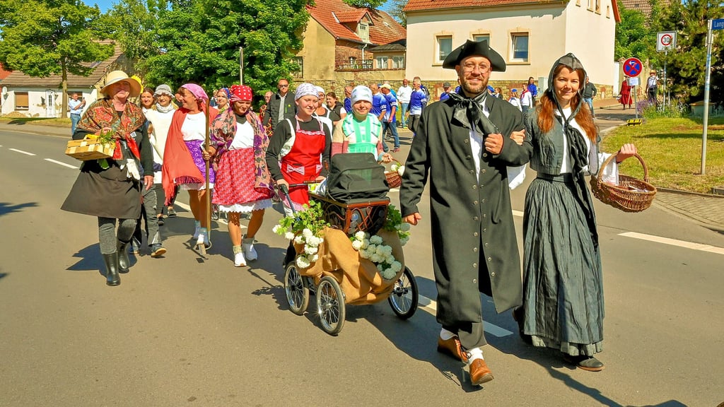 In historischen Gewändern präsentierten sich viele Remkersleber beim Umzug durch den Ort.