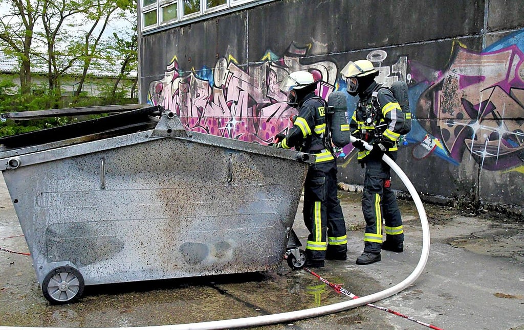 Zweiter Einsatz am Sonntag: Einer der Container qalmte noch. Die Feuerwehrleute fuhren zum Nachlöschen raus.