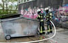 Zweiter Einsatz am Sonntag: Einer der Container qalmte noch. Die Feuerwehrleute fuhren zum Nachlöschen raus.