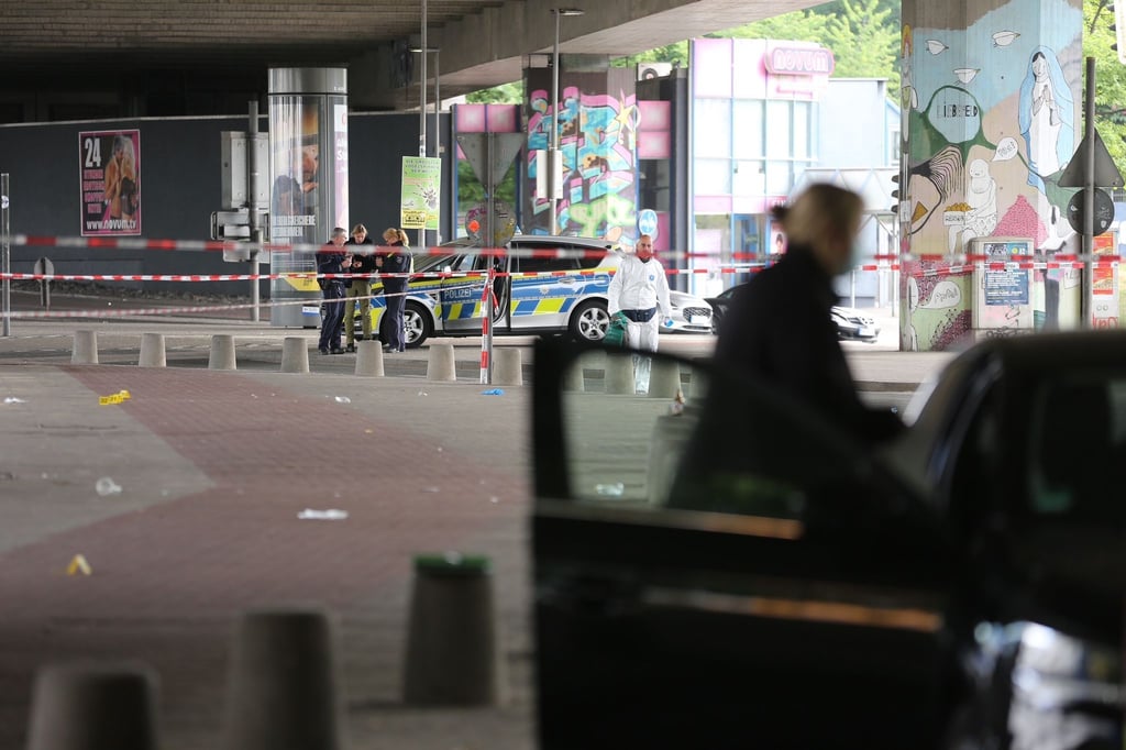 Die Polizei sichert in der Bielefelder Innenstadt Spuren. Hier soll ein Mann mehrere Menschen in der Nacht verletzt haben.